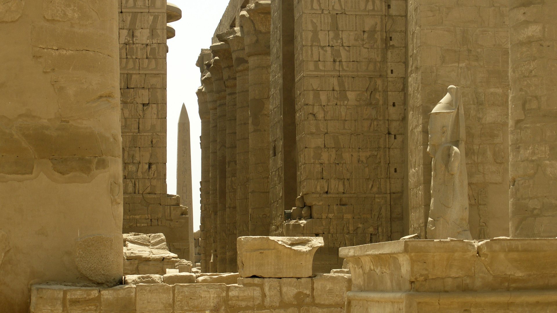 Monumentalne kolumny kompleksu świątynnego Karnak w Luksorze