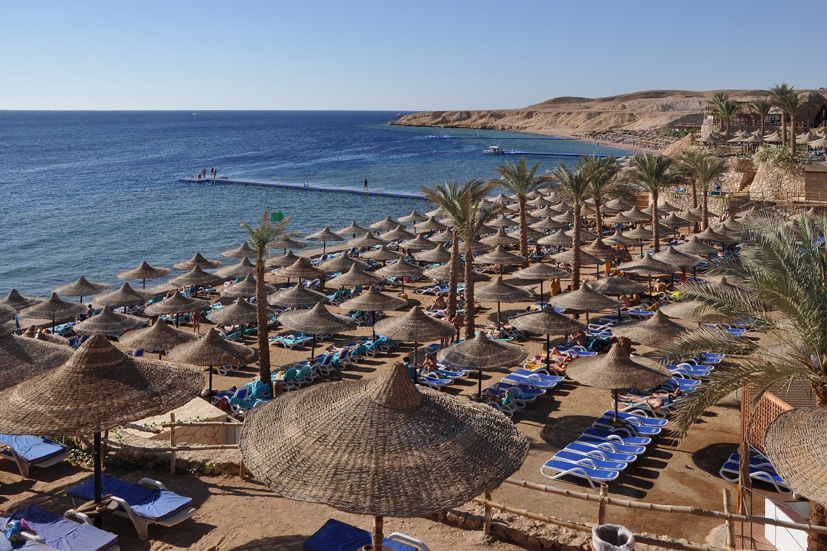Plaża i turkusowe Morze Czerwone w Sharm el-Sheikh