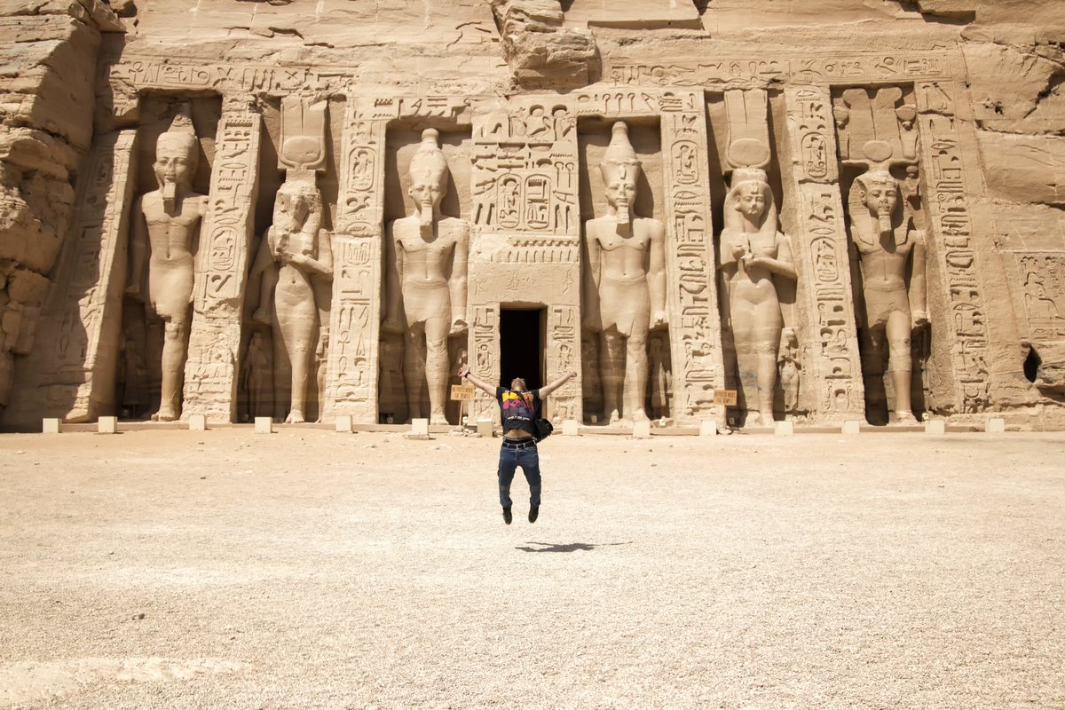 Monumentalne posągi Ramzesa II przed Wielką Świątynią w Abu Simbel