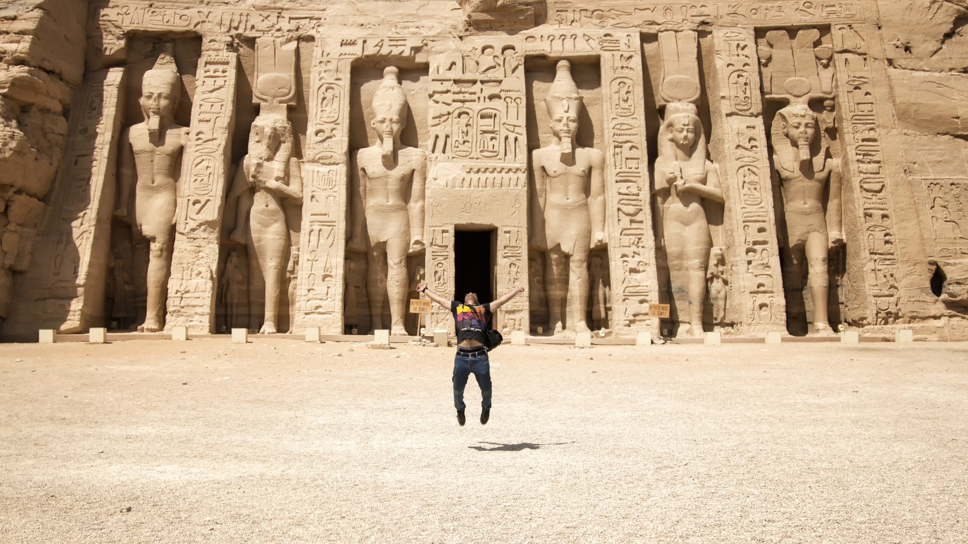 Monumentalne posągi Ramzesa II przed Wielką Świątynią w Abu Simbel