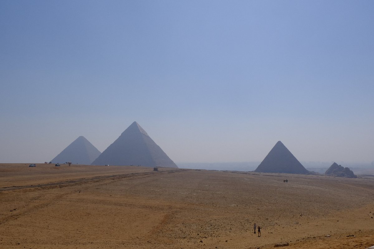 Panoramiczny widok piramid na płaskowyżu Giza w Egipcie