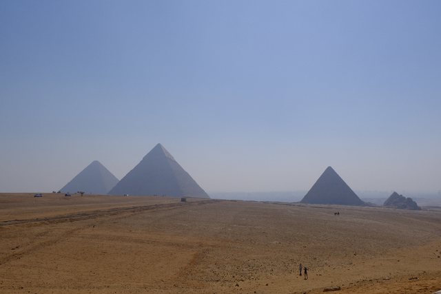 Panoramiczny widok piramid na płaskowyżu Giza w Egipcie