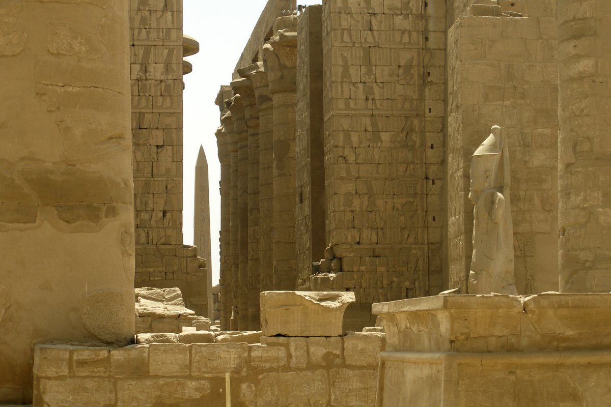 Monumentalne kolumny kompleksu świątynnego Karnak w Luksorze